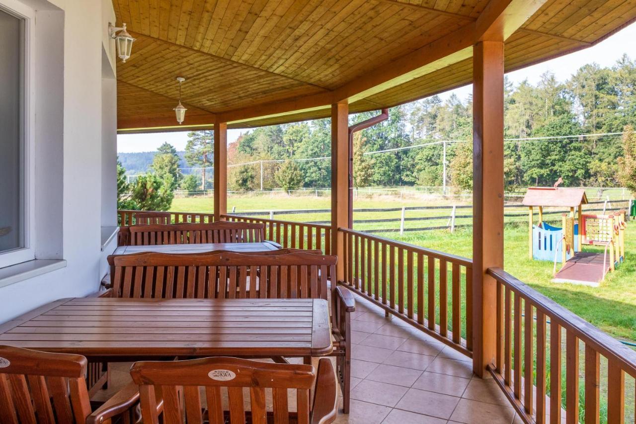 Farma Slunecny Dvur Apartmany A Family Stany Strecha Pod Strechou Hermanuv Mestec Экстерьер фото